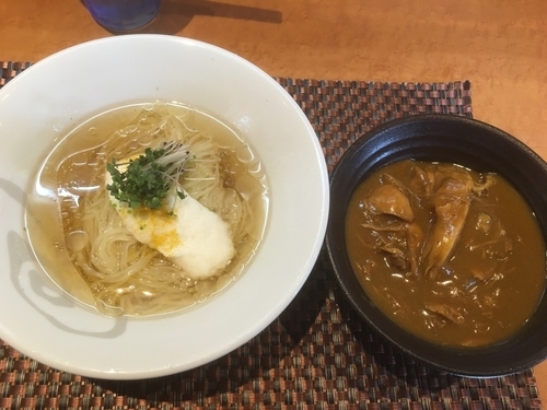「冷やし塩煮干し出口製麺スペシャル850円、チキンバターカレー25」@柴崎亭の写真