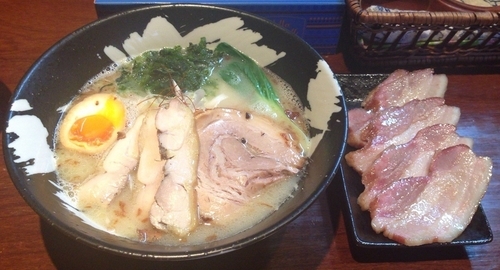 「久久＋自家製ベーコン3枚＋スモークチキン」@こくまろ鶏らーめん 久久の写真