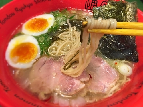 「通堂うま塩ラーメンおんな味（玉子入り）」@琉球新麺 通堂 横浜ラーメン博物館店の写真