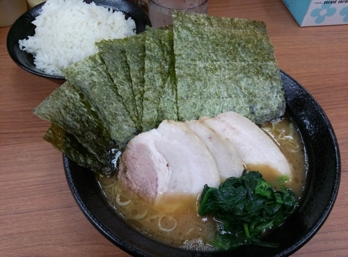 「ラーメン並サービスチャーシュー+２枚 海苔増し無料ライス大」@横浜らーめん 若武者の写真