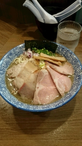 「チャーシュー極農濃厚煮干しそば￥980+大盛￥100」@煮干しつけ麺 宮元の写真