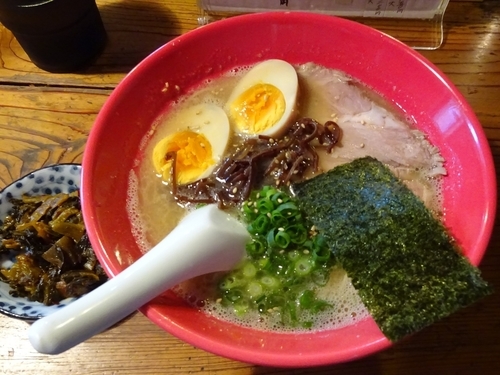 「ラーメン（650円）＋味玉（100円）＋からし高菜＋替玉」@元祖長浜 大学ラーメンの写真