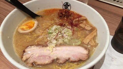 「辛味噌ラーメン」@らーめん空 新千歳空港店の写真
