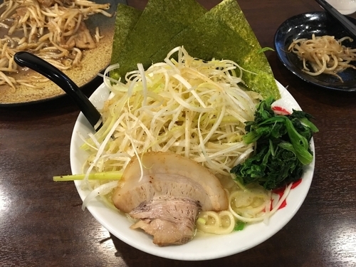「塩ねぎラーメン 中太麺」@吟家 誉田店の写真