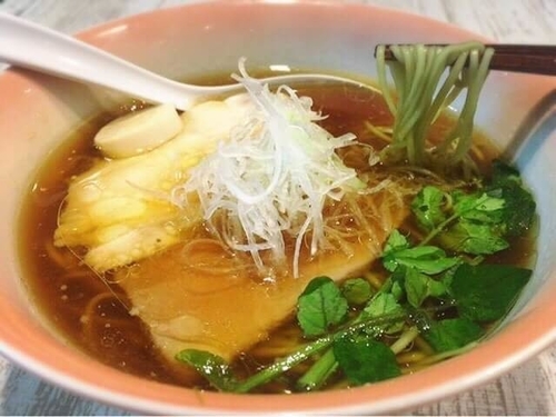 「アグー叉焼の醤油ラーメン(800円)」@BumBunBlauCafe with BeeHiveの写真