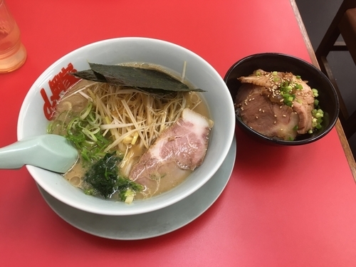 「ラーメン（醤油、固め）＋チャーシュー丼」@山岡家 フォレスト河口湖店の写真