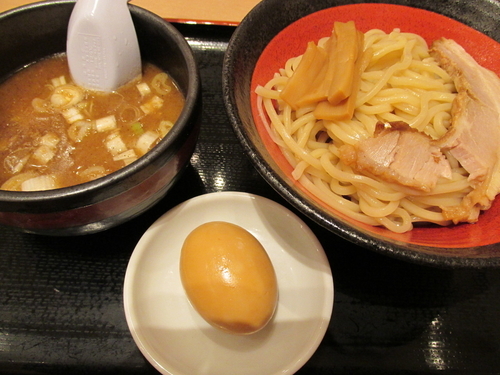 「王道のつけ麺+味玉　「500円（開店記念）+サービス」」@麺屋 心 越谷レイクタウン店の写真