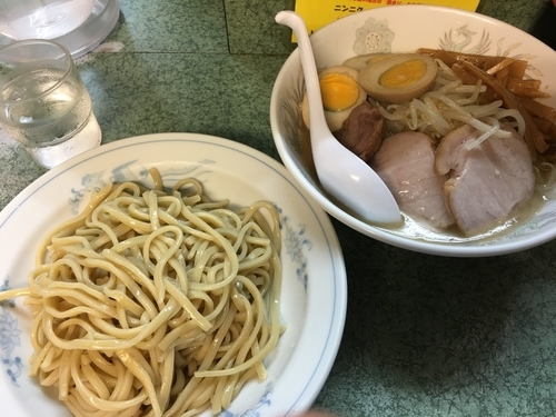 「小つけ麺 850円 煮玉子、メンマ各100円」@ラーメン二郎 新宿小滝橋通り店の写真