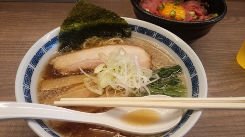 「煮干し中華そば＋ローストビーフ丼（ごはん少な目）」@東大和ラーメン大冬樹Season2の写真