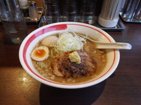 「綱取味噌（濃くスパイス強め）通常＋煮たまご」@麺部屋 綱取物語 真栄店の写真