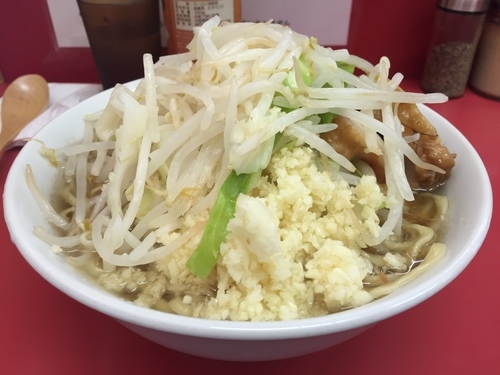 「小ラーメン(にんにく) 700円＋ウーロン茶100円」@ラーメン二郎 小岩店の写真