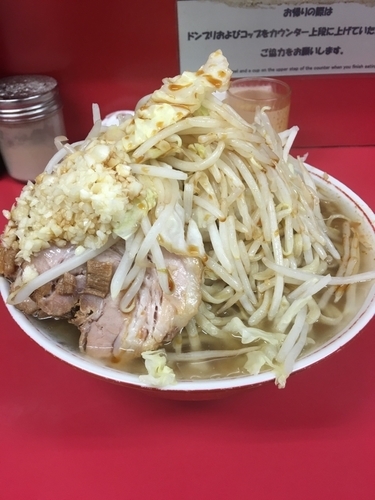 「大豚ニンニク多めヤサイカラメ＋生卵」@ラーメン二郎 千住大橋駅前店の写真