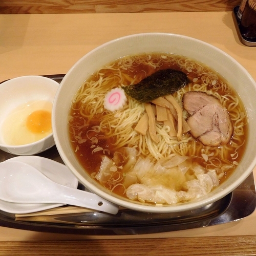 「ワンタン麺（950円）＋生卵（50円）」@稲田堤大勝軒の写真