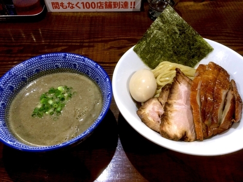 「濃厚煮干つけ麺（850円）＋スモークチキン（150円）＋味玉」@ニボムジャキの写真