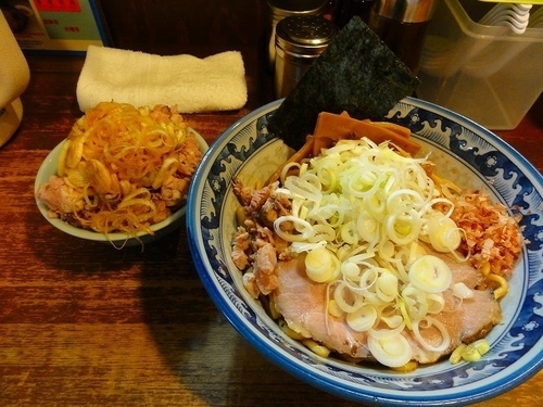 「油そば780円　刻みチャーシュー丼ミニ250円」@兎に角 松戸店の写真