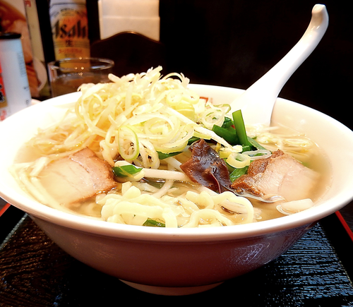 「塩＋ピリ辛ネギ(890円）」@喜多方ラーメン坂内 小岩店の写真