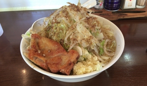 「とり朗（ふつう150g、野菜、ニンニク、脂、魚粉）700円」@自家製麺 鶏八朗の写真