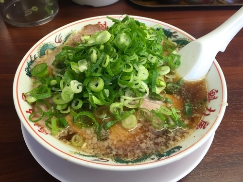 「特製醤油肉入りラーメン・麺硬め」@ラーメン魁力屋 三鷹大沢店の写真
