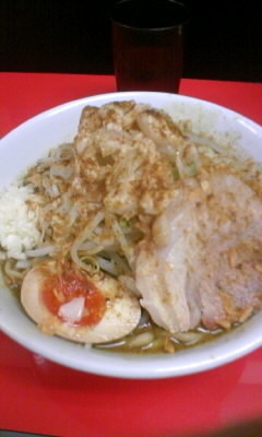 「ラーメン中(ニンニク、アブラ)+味変更(カレー)850円」@びんびん豚の写真