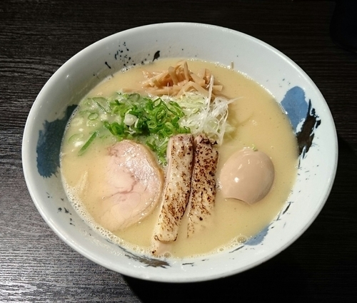 「濃厚鶏そば + 味玉」@鶏そば 雫一 大袋店の写真