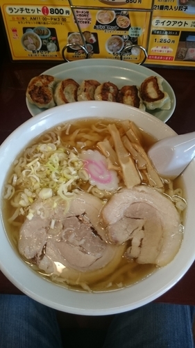 「手打ちラーメン 600円  21番肉入り餃子 280円」@たけはる十八番の写真