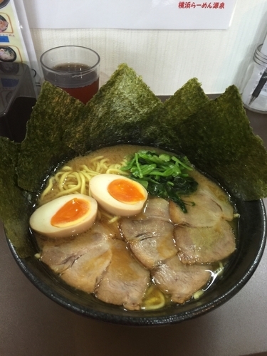 「スペシャルラーメン中盛980円、硬め濃いめ」@横浜らーめん 源泉 鎌倉店の写真
