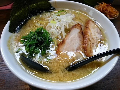 「醤油　：中麺　（麺大盛り）」@信州麺屋 とんずら －カエン－の写真