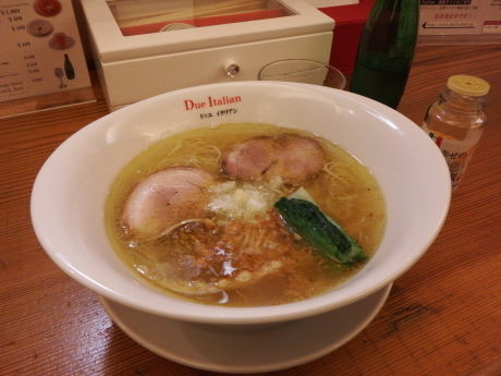 「塩　らぁ麺」@黄金の塩らぁ麺 due Italian 横浜の写真