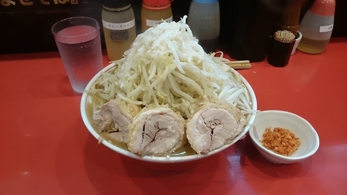 「大豚５００ｇ追加豚２枚(ヤサイアブラ辛ショウ別皿)￥１０１０」@用心棒Ⅱ階の写真