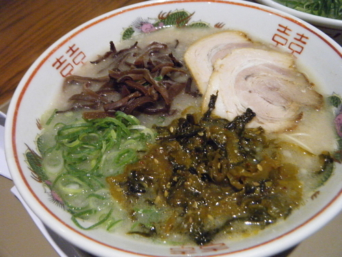 「博多ラーメン（バリカタ）670円+高菜100円」@博多だるま JAPAN MARK IS みなとみらい店の写真
