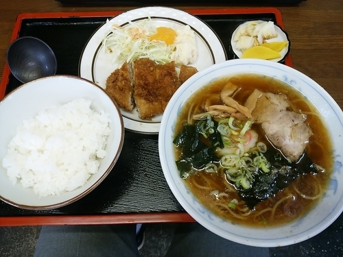 「らーめん定食(醤油ラーメン＋煮かつ＋ライス＋お新香)850円」@きよしや食堂の写真