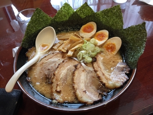 「豚骨醤油ラーメン大盛り全部乗せ麺かため」@龍ノ介の写真