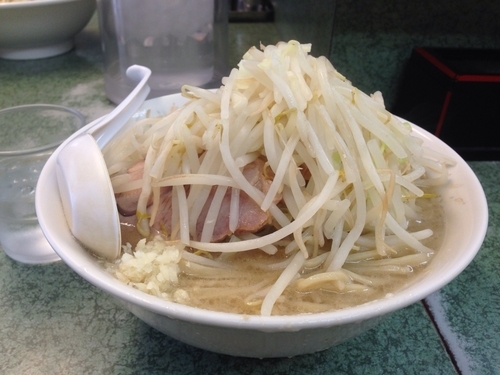 「ぶた入りラーメン（ニンニク少なめ・野菜）900円」@ラーメン二郎 新宿小滝橋通り店の写真