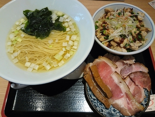 「チャーシュー鶏そば（塩） 他」@松戸富田製麺 ららぽーとTOKYO-BAY店の写真