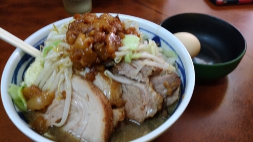 「ブタ小ラーメン+生卵　ニンニク少なめアブラ」@ラーメン二郎 めじろ台法政大学前店の写真