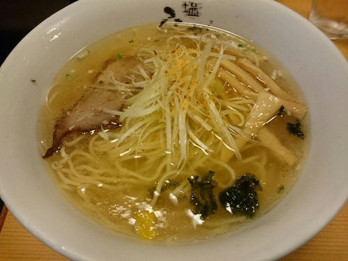 「塩らーめん」@塩専門 ひるがお 東京駅店の写真