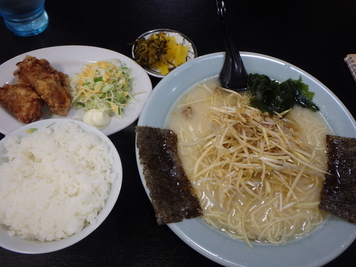 「ネギ塩ラーメン(700→550円)、唐揚げ定食(+350円)」@ラーメンショップ椿 大野店の写真