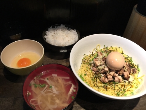 「油そば(味玉＋スープ付き）名古屋コーチンTKG」@元祖一条流がんこ 長津田分店の写真