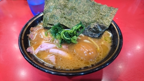 「チャーシューメン(麺硬め・味濃いめ)＋海苔・味玉」@家系総本山 ラーメン吉村家の写真
