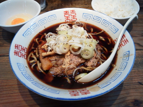 「富山ブラック元味＋生卵＋小ライス」@えびすこの写真