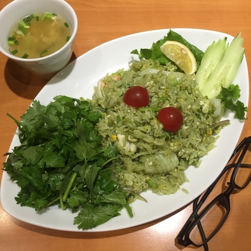 「シーフードのパクチーチャーハン」@ペンシーズキッチン ルミネ池袋店の写真