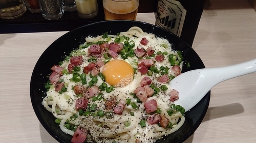 「カルボナーラまぜそば+瓶ビール」@頑者製麺所 エキア成増店の写真