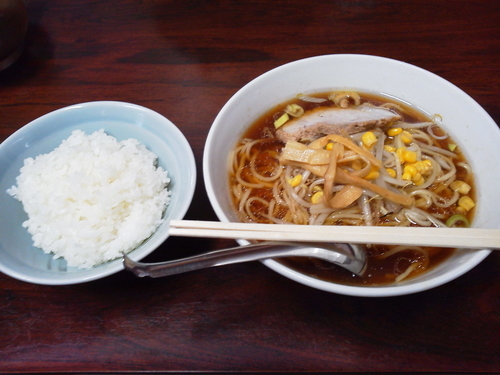 「ラーメン＋半ライス 400＋100円」@メルシーの写真