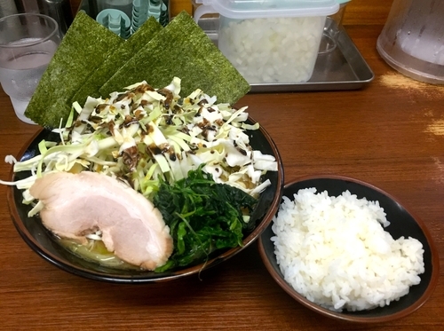 「ラーメン（並・麺硬め）＋ざく切りキャベツ＋サービスライス」@横浜家系ラーメン まくり家の写真