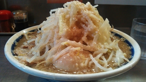 「煮干らーめん＋味玉（ヤサイアブラ）」@らーめん大 蒲田店の写真