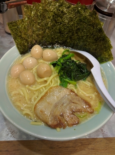 「ラーメン(固め濃いめ多め)　うずら」@横浜家系ラーメン 魂心家 自由が丘店の写真