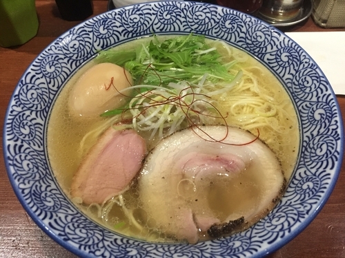 「塩鶏湯そば+半熟味付け煮玉子（720+100円）」@麺や 而今 大東本店の写真