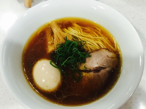 「名古屋コーチンの味玉入り醤油ラーメン（850円）」@ラーメン星印の写真