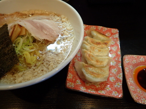 「醤油 こってり＋サービス餃子」@宗家一条流 八代目直系 がんこラーメン 町屋店の写真