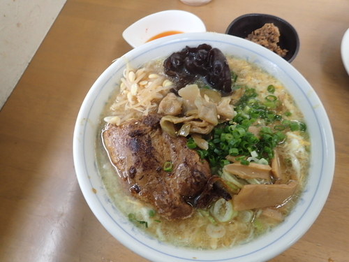 「牛出汁で白と赤 D」@MENYA 食い味の道有楽の写真